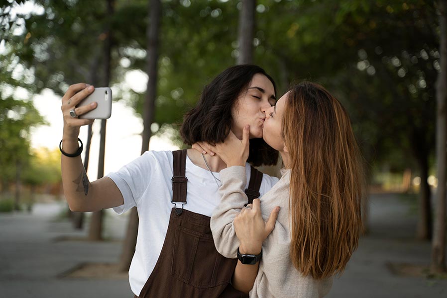 mujeres lesbianas besándose Carlos Alcaraz psicólogo LGTBI